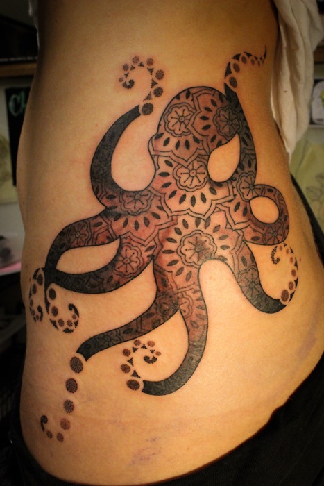 Rad octopus tattoo with geometric patterns on girls side / hip